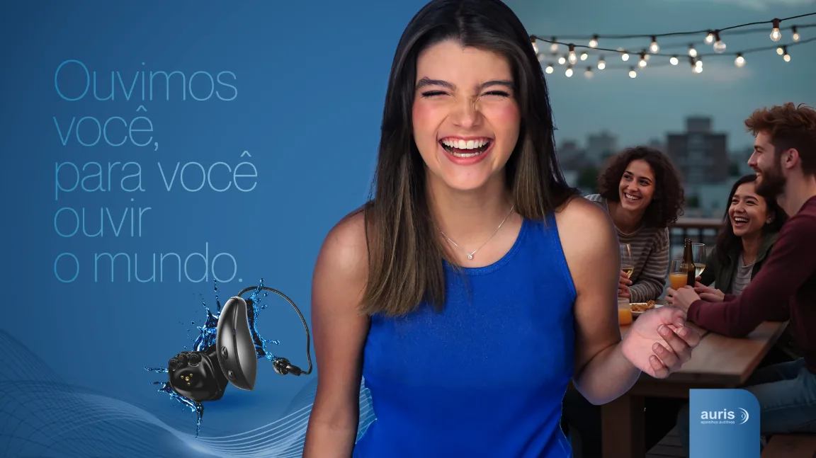 Campanha Ouvimos você: jovem sorridente em happy hour, aparelho auditivo Auris