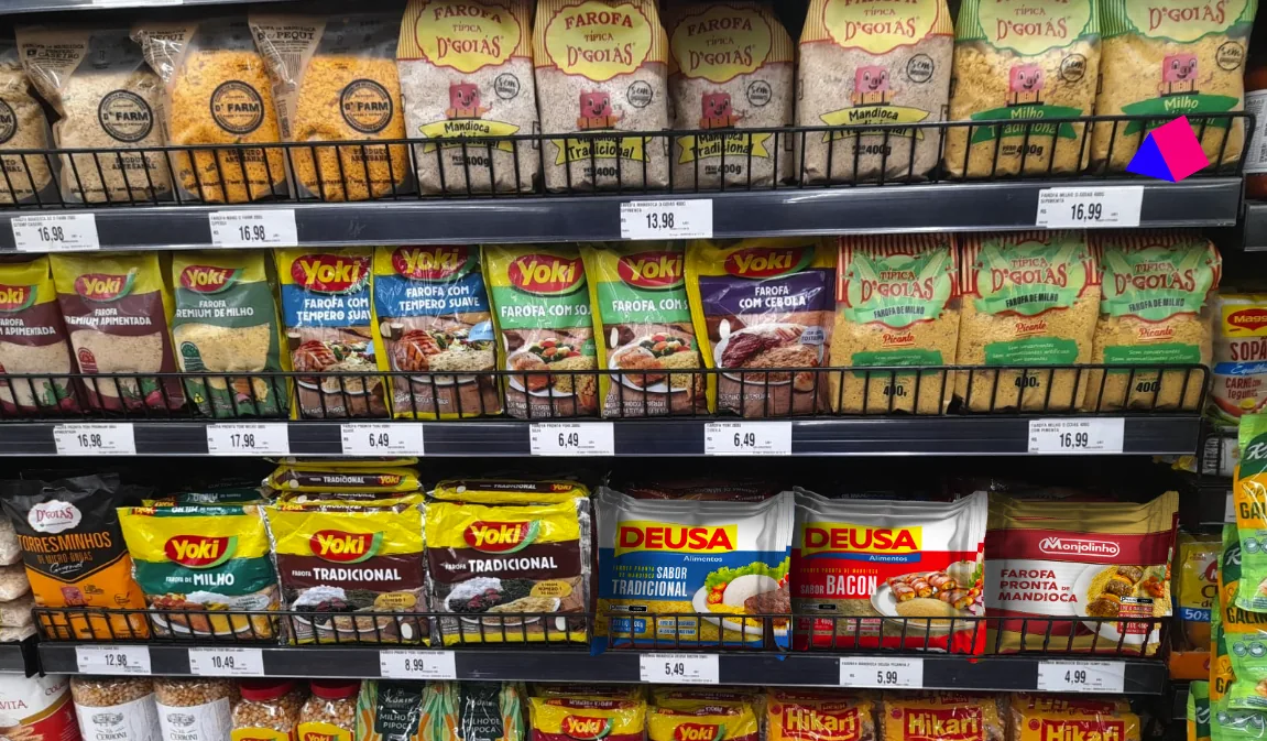 Produtos Deusa Alimentos na gôndola do mercado, ao lado de outras marcas do setor