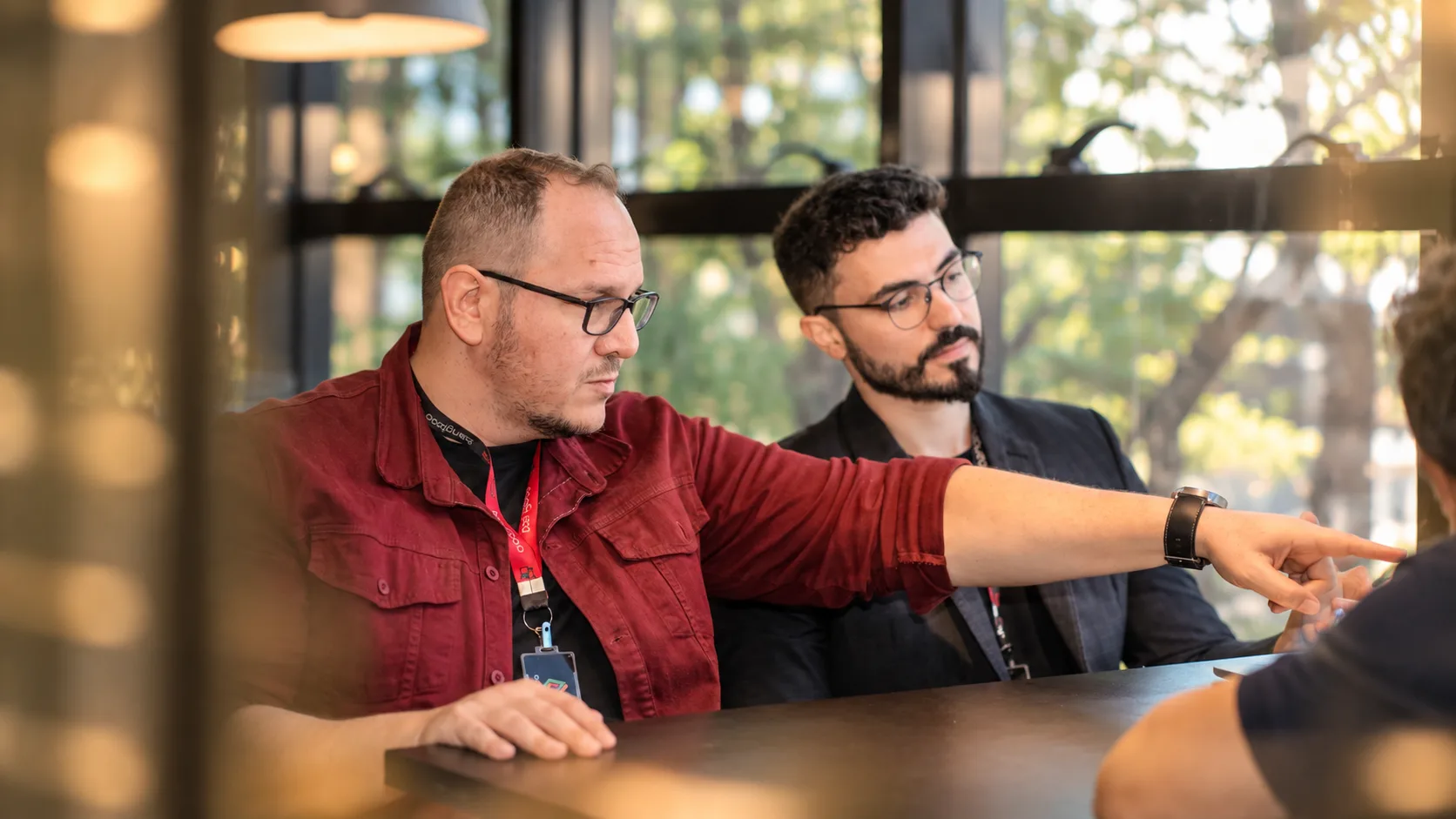 Equipe Bangboo discutindo estratégia de conteúdo